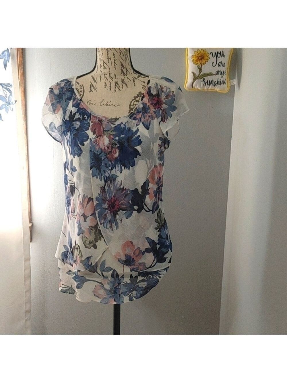 Blousology Gauzy Flowing Blue/Pink Flower Top w/ Split front SzS